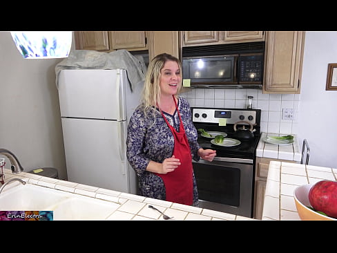 ❤️ Belle-mère qui le traie dans la cuisine avant son rendez-vous. ️❌ Porno russe at porn fr.courseclass.ru ❤